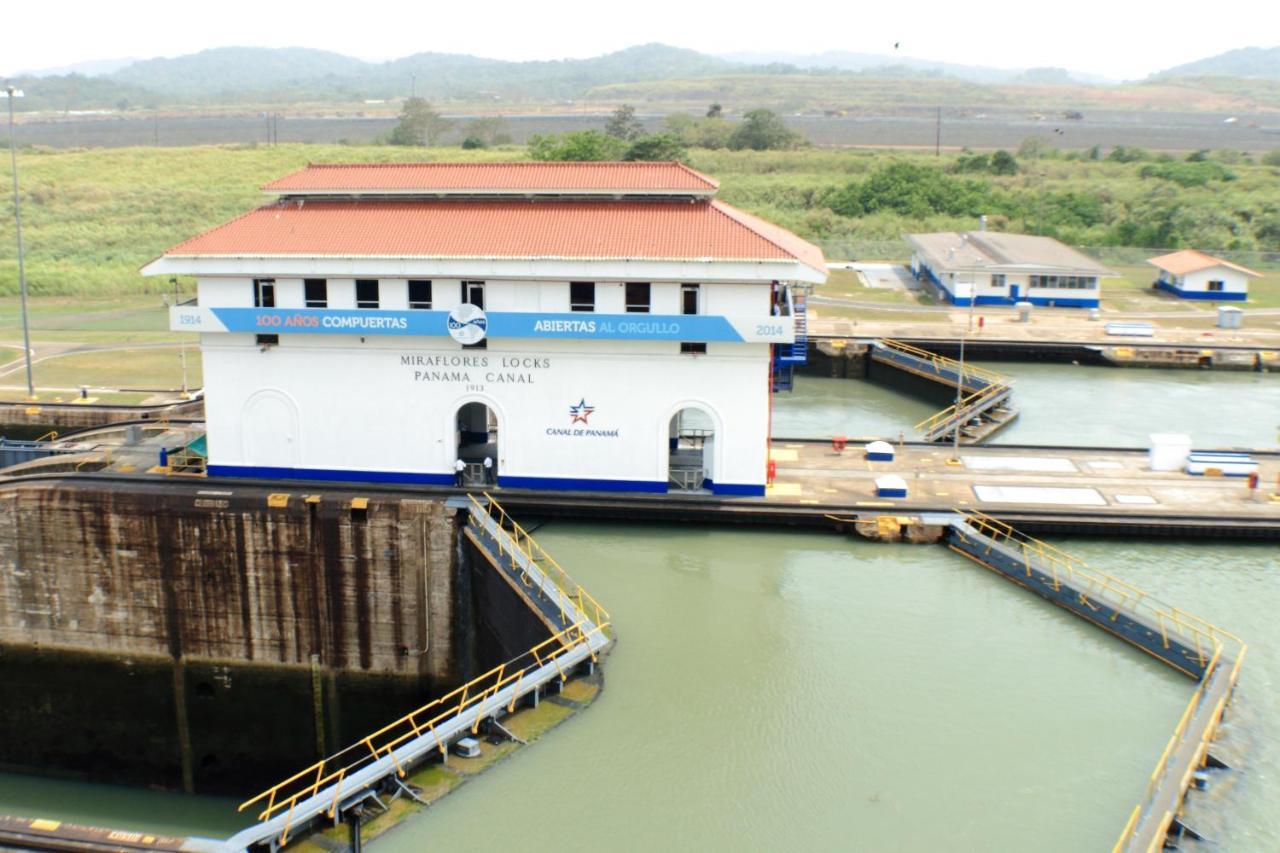 Central Hotel Panama Casco Viejo Ngoại thất bức ảnh Control house at Mira Flores Locks