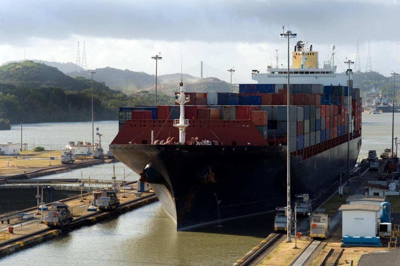 Central Hotel Panama Casco Viejo Ngoại thất bức ảnh Container ship at the Port of Long Beach