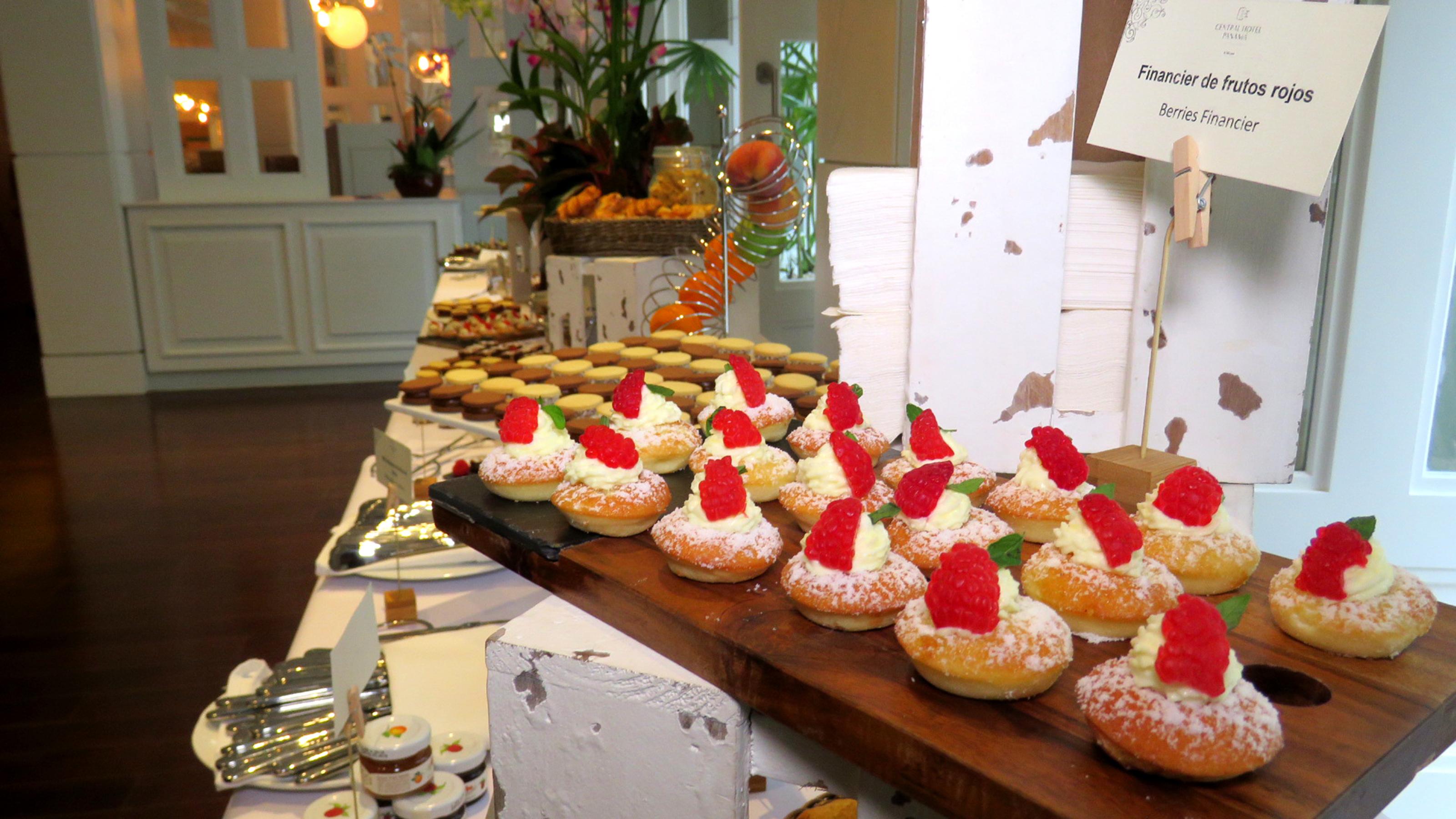 Central Hotel Panama Casco Viejo Ngoại thất bức ảnh A display of French pastries