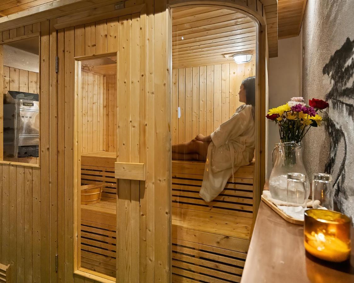 Central Hotel Panama Casco Viejo Ngoại thất bức ảnh A woman in a sauna
