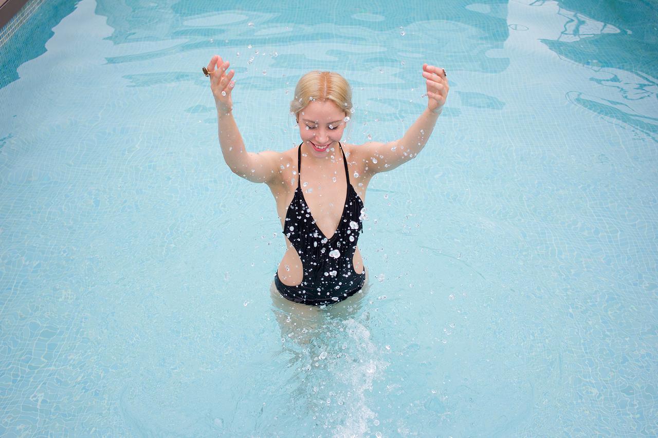 Central Hotel Panama Casco Viejo Ngoại thất bức ảnh A woman in a swimming pool